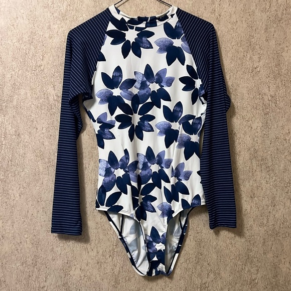 Carve Designs Other - CARVE DESIGNS Onesie Rash-guard